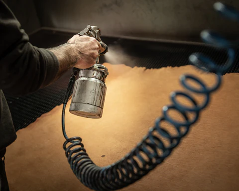 Wie wird Lackleder hergestellt?