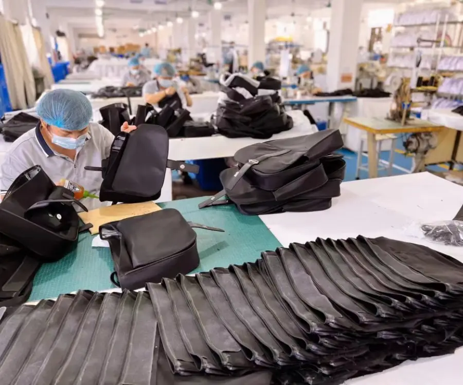 Werkstatt zur Herstellung individueller Kosmetiktaschen mit Präzision und Sorgfalt