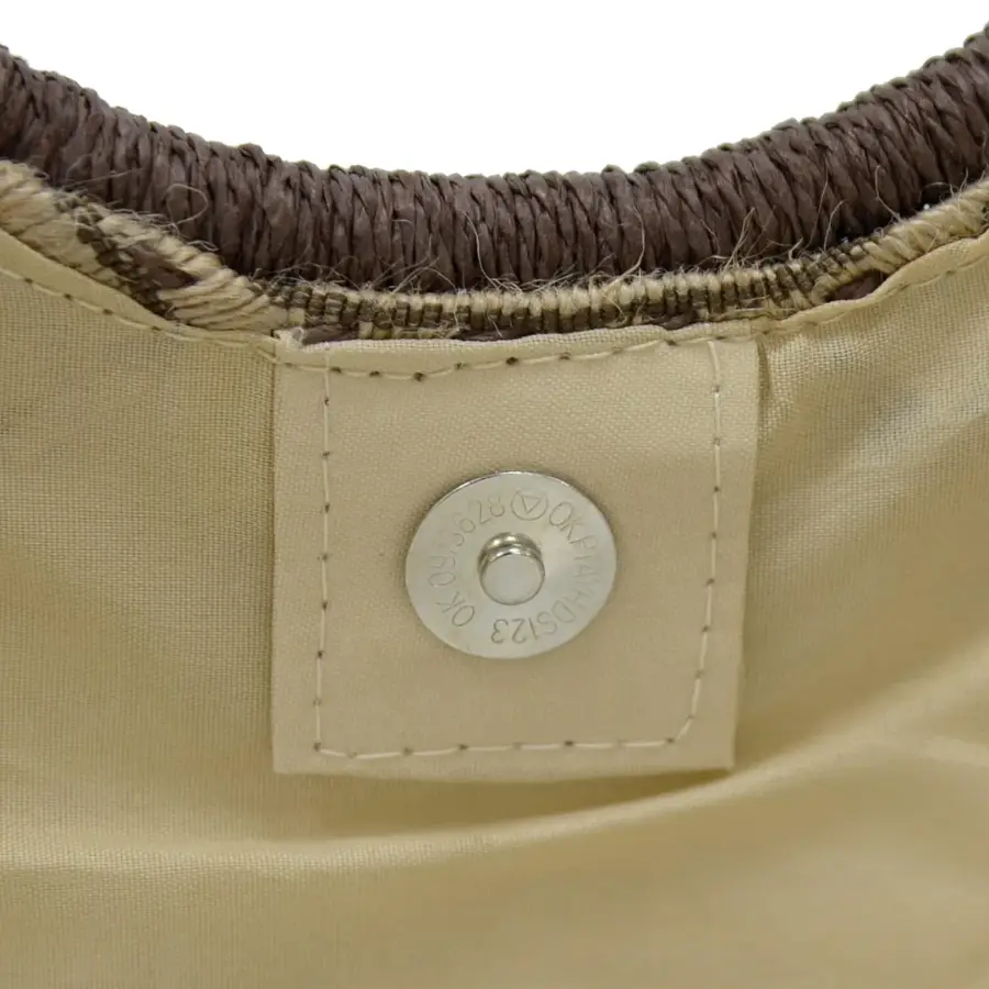 Bestickter und magnetischer Verschluss