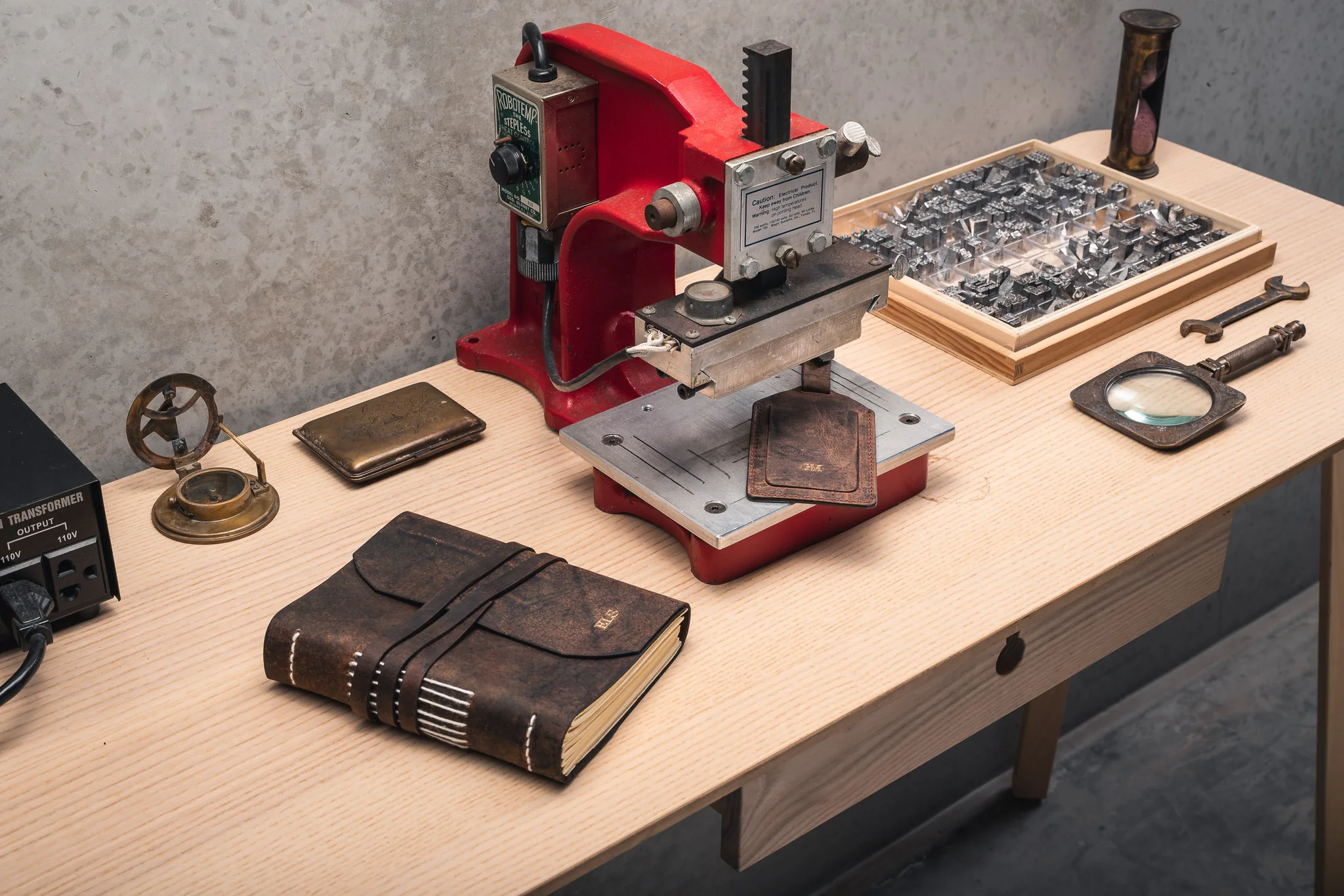 Wie wird geprägtes Leder hergestellt?