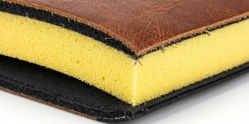 Querschnittansicht der hochdichten EVA-Schaumstoffpolsterung in einer Laptoptasche