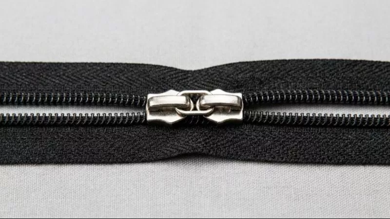 両方のファスナーチェーンをスライダーに均等に通す