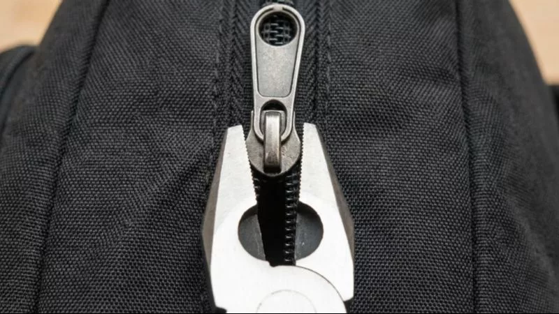 ペンチでファスナーのスライダーの両側を挟んで締める