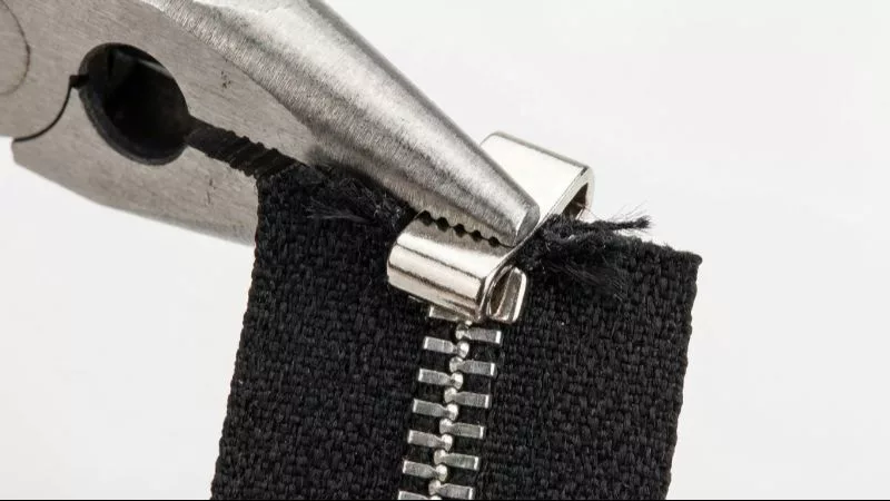 ファスナーテープに新しい金属製トップストップを圧着する