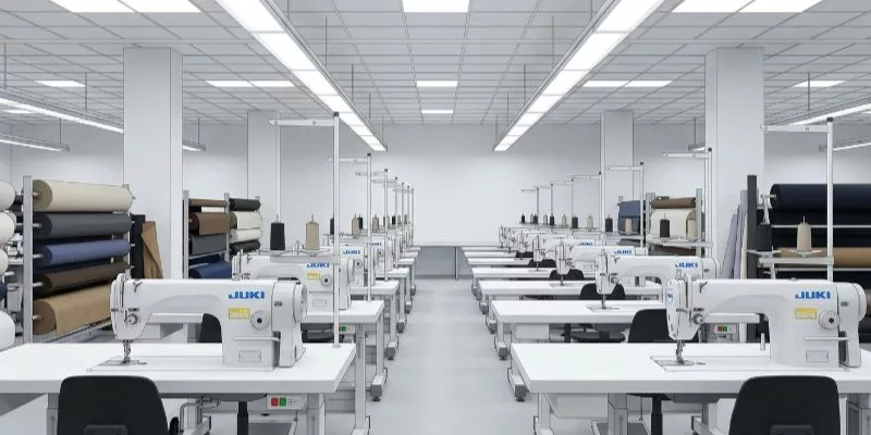 Macchine da cucire Juki per impieghi gravosi sul pavimento della linea di produzione di borse.